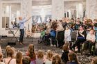Andrew Bond applaudiert Richtung Blindenschul-Chor
