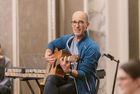 Andrew Bond mit Gitarre am Singen