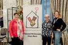 Blindenschul-Direktorin Carmelina Castellino, Ronald McDonald Hausverwalterin Orlanda Vetter und Sarah Dallmeier
