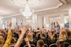 Das Publikum hält die Hände in die Luft, animiert von Andrew Bond